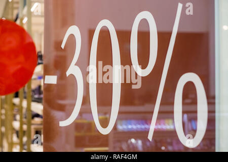Große Verkauf 30 aus Buchstaben auf Shopping mall Wandsäule, bokeh Shopping Mall Shopping Mall Förderung 50 Prozent Umsatz Schaufenster. Rabatt Konzept. Winter, Mitte der Saison verkaufen. Stockfoto