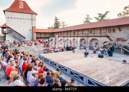 Die Menschen genießen ein Open Air Konzert in der Festung in der Innenstadt von Targu Mures, Rumänien. Stockfoto