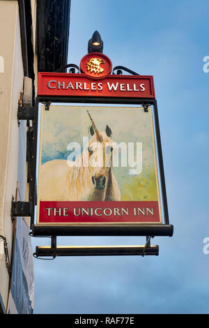 Das Einhorn pub Schild auf dem Marktplatz in Deddington, Oxfordshire, England Stockfoto