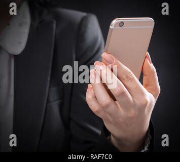 Frau hält neues Handy in der Hand Nahaufnahme Stockfoto