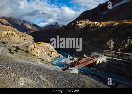 Brücke über Spiti River im Himalaya auf Sonnenuntergang Stockfoto