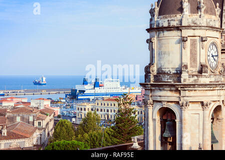Kuppeln der Kathedrale die hl. Agatha gewidmet. Der Blick auf die Stadt Catania, Sizilien, Italien Stockfoto