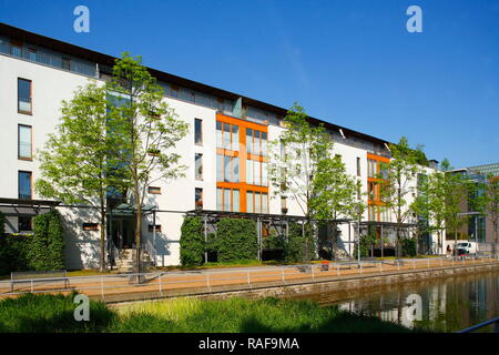 Gracht und moderne Wohngebäude am Innenhafen, Duisburg, Ruhrgebiet, Nordrhein-Westfalen, Deutschland, Europa Stockfoto