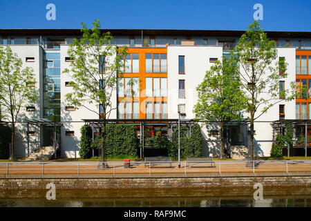 Gracht und moderne Wohngebäude am Innenhafen, Duisburg, Ruhrgebiet, Nordrhein-Westfalen, Deutschland, Europa Stockfoto