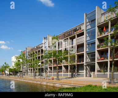 Gracht und moderne Wohngebäude am Innenhafen, Duisburg, Ruhrgebiet, Nordrhein-Westfalen, Deutschland, Europa Stockfoto