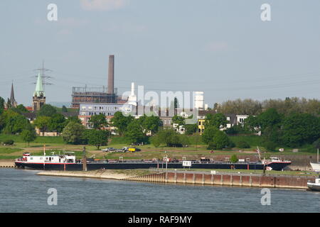 Rhein bei Duisburg-Laar, Binnenschiff, Industriebauten, Duisburg, Nordrhein-Westfalen, Deutschland, Europa, Duisburg, Ruhrgebiet, Nordrhein-Westfalen, Stockfoto