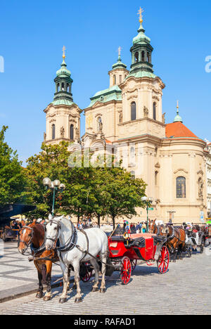 Kirche St. Nikolaus in Prag Prag und Kutschfahrten vom Altstadtplatz Staroměstské náměstí Prag Tschechische Republik Europa Stockfoto