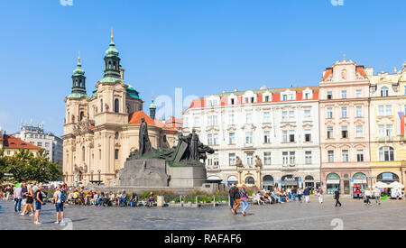 Prag, die St. Nicholas Kirche und des Jan Hus Denkmal in der Old Town Square Staroměstské náměstí Prag Tschechische Republik Europa Stockfoto