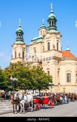 Kirche St. Nikolaus in Prag Prag und Kutschfahrten vom Altstadtplatz Staroměstské náměstí Prag Tschechische Republik Europa Stockfoto