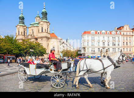 Kirche St. Nikolaus in Prag Prag Reiten und Kutschfahrten vom Altstadtplatz Staroměstské náměstí Prag Tschechische Republik Europa Stockfoto