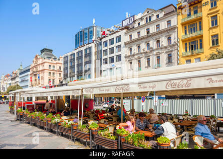 Prag Tramvaj Menschen essen in der Straßenbahn-Cafe am Wenzelsplatz, Prager Wenzelsplatz Vaclavske namesti, Prag Tschechische Republik EU Europa Stockfoto