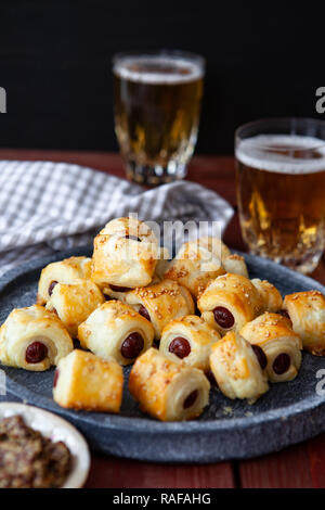 Herzhaften Snack mit Blätterteig und Würstchen/Schweine in einer Decke Stockfoto