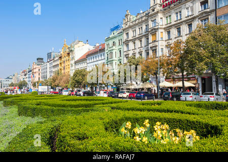 Prager Wenzelsplatz Prag grünen Hecken von Gärten auf den breiten Boulevard mit Geschäften Hotels im historischen Zentrum von Prag in der Tschechischen Republik Europa Stockfoto