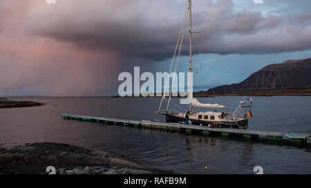 Segelboot in Norwegen mit einem snowcloud im Hintergrund Stockfoto