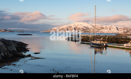 Ein Segelboot im Hafen von Leka in Norwegen Stockfoto