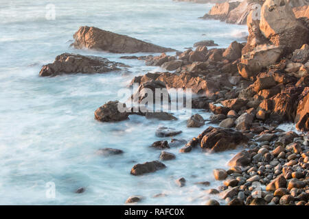 Das kalte Wasser des Pazifischen Ozeans Waschen vor der malerischen Küste im nördlichen Kalifornien Sonoma. Diese schöne Gegend ist nördlich von San Francisco. Stockfoto