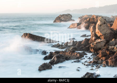 Das kalte Wasser des Pazifischen Ozeans Waschen vor der malerischen Küste im nördlichen Kalifornien Sonoma. Diese schöne Gegend ist nördlich von San Francisco. Stockfoto