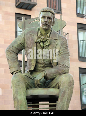 Diese Statue des großen schottischen Architekten und Designer Charles Rennie Mackintosh, wurde in Glasgow vorgestellt, im Dezember 2018, seinen Geburtstag zu gedenken, die vor 150 Jahren. Auch, 90 Jahre seit seinem Tod. Es wurde von Andy Scott geformt. Alan Wylie/ALAMY © Stockfoto