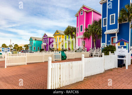 Colotful Beach Houses auf St George Island im pfannenstiel oder vergessene Küste von Florida in den Vereinigten Staaten Stockfoto