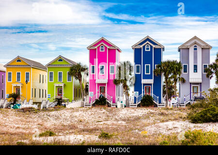 Colotful Beach Houses auf St George Island im pfannenstiel oder vergessene Küste von Florida in den Vereinigten Staaten Stockfoto