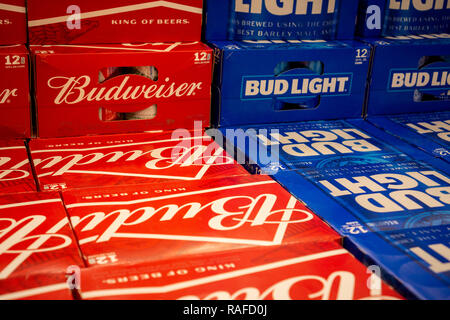 Eine Anzeige von Budweiser und Bud Light Bier von der Brauerei Anheuser-Busch in einem Supermarkt in New York am Donnerstag, 20. Dezember 2018. (© Richard B. Levine) Stockfoto