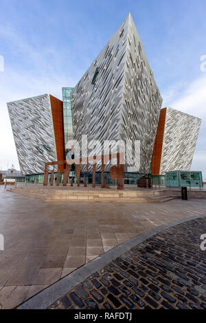 BELFAST, Nordirland - Feb 9, 2014: Titanic Belfast Besucher Attraktion und ein Denkmal. Stockfoto