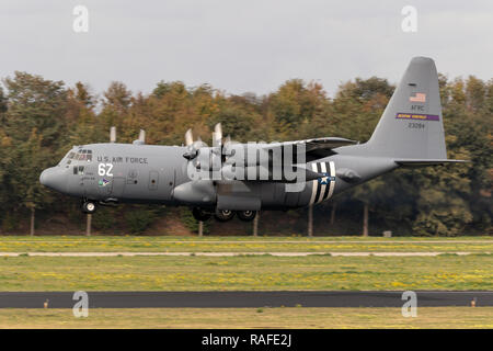 EINDHOVEN, Niederlande - 22.Juni, 2018: US Air Force Lockheed C-130H Hercules Transportflugzeug mit D-Day Invasion streifen Landung auf EIndhoven airb Stockfoto