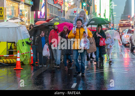 Horden von Touristen an einem regnerischen Times Square in New York am Freitag, 28. Dezember 2018 im Vorgriff auf Silvester. Es ist eine 70-prozentige Chance auf Regen beginnt am Nachmittag des 31. Dezember mit dem Niederschlag in Januar 1. (© Richard B. Levine) Stockfoto