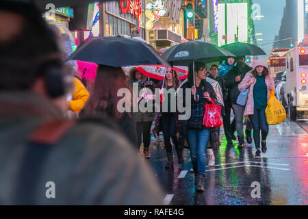 Horden von Touristen an einem regnerischen Times Square in New York am Freitag, 28. Dezember 2018 im Vorgriff auf Silvester. Es ist eine 70-prozentige Chance auf Regen beginnt am Nachmittag des 31. Dezember mit dem Niederschlag in Januar 1. (© Richard B. Levine) Stockfoto