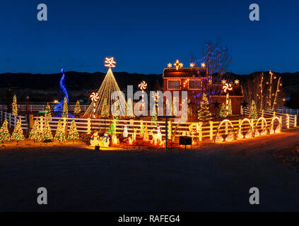 Dämmerung Blick auf über 140.000 Weihnachten Lichter schmücken die Brutto nach Hause; Salida, Colorado, USA Stockfoto