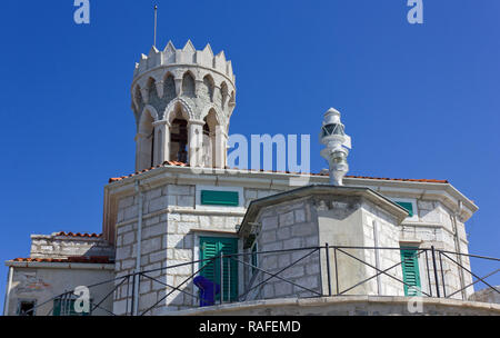 Blick auf den Glockenturm von St. Klement Kirche und dem Leuchtturm in Piran, Slowenien Stockfoto