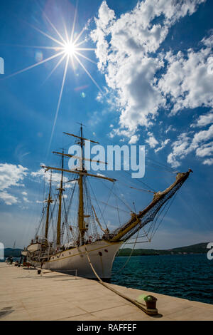 TIVAT MONTENEGRO - 16. MAI 2017: Vintage segeln Fregatte Schiff in einen Hafen mit kristallklarem blauen Wasser der Adria günstig während der sonnigen Frühling da Stockfoto