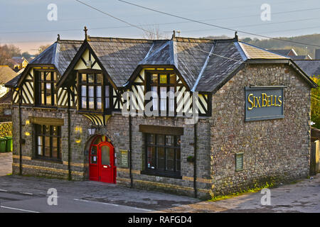 Die sechs Glocken ist ein traditionelles Public House und die einzige, die in der kleinen ländlichen Dorf Coity, in der Nähe von Bridgend, Wales. Es liegt gegenüber der Burg. Stockfoto