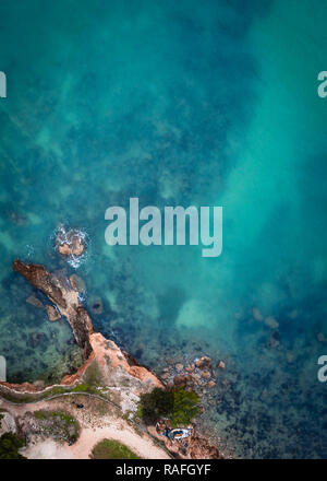 Luftbild des Meeres im Winter, felsige Küste, Birds Eye View. Wunderschöne Bilder mit einer Drohne getroffen. Stockfoto