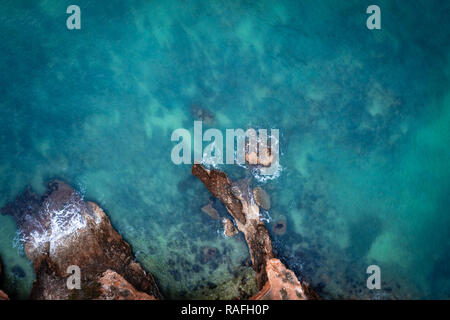 Luftbild des Meeres im Winter, felsige Küste, Birds Eye View. Wunderschöne Bilder mit einer Drohne getroffen. Stockfoto