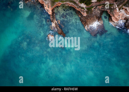 Luftbild des Meeres im Winter, felsige Küste, Birds Eye View. Wunderschöne Bilder mit einer Drohne getroffen. Stockfoto