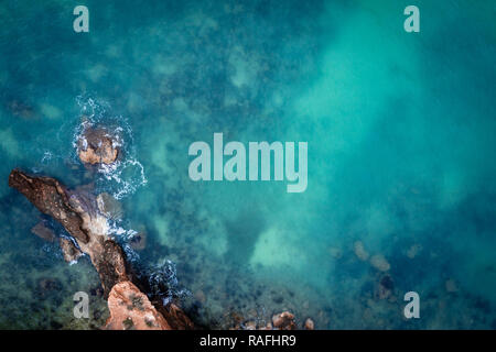 Luftbild des Meeres im Winter, felsige Küste, Birds Eye View. Wunderschöne Bilder mit einer Drohne getroffen. Stockfoto