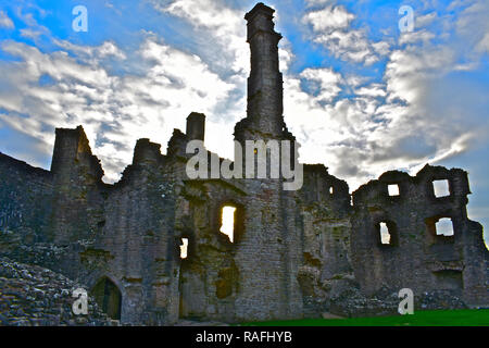 Am späten Nachmittag Sonnenschein bietet einen hellen Himmel hinter dem steifen Ruinen von Coity Castle in der Nähe von Bridgend, South Wales. Stockfoto