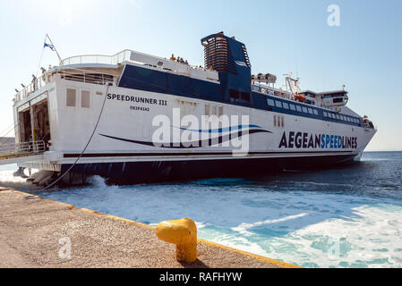 SERIFOS, Griechenland - 20. September 2018: Speed Runner III Fähre im Hafen von Livadi Stadt in Serifos, Griechenland eingetroffen. Stockfoto