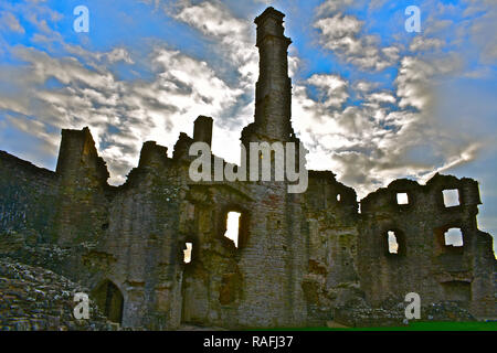 Am späten Nachmittag Sonnenschein bietet einen hellen Himmel hinter dem steifen Ruinen von Coity Castle in der Nähe von Bridgend, South Wales. Stockfoto