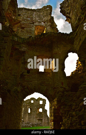 Ansicht des Innenministeriums Coity Schloss durch einen alten Torbogen. Diese alte Denkmal ist in der Nähe von Bridgend, South Wales Stockfoto