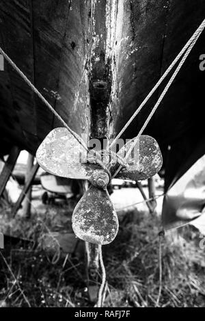 Schwarz & Weiß stimmungsvolles Bild von einem Boot Propeller und Seil. Tollesbury Marina, Maldon, Essex, Großbritannien Stockfoto