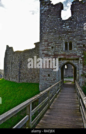 Holz- brücke über den tiefen maot umliegenden Coity Castle, in der Nähe von Bridgend, South Wales Stockfoto