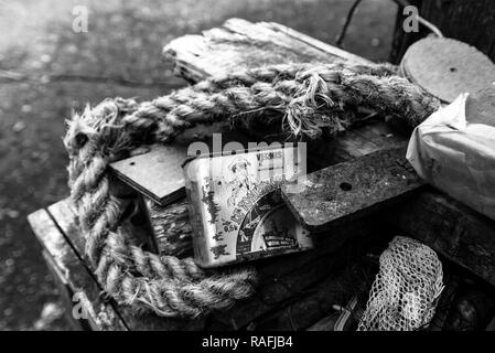 Schwarz & Weiß stimmungsvolle Stillleben mit yachting paraphenalia. Tollesbury Marina, Maldon, Essex, Großbritannien Stockfoto