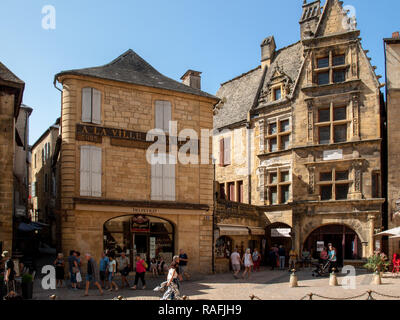 Sarlat, Frankreich - 2 September, 2018: Historische Häuser in der Umgebung der Place du Peyrou in Sarlat La Caneda in der Dordogne, Aquitaine, Frankreich Stockfoto