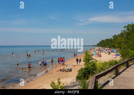Ellisburg, NY - 21. Juni 2016: Strandgänger genießen an einem fast wolkenlosen Sommertag die Sonne im Southwick Beach State Park am Lake Ontario. Stockfoto