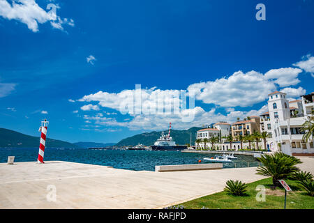 TIVAT MONTENEGRO - 16. MAI 2017: Luxus Wohngebäude an der Küste der Adria gebaut Neben sauber touristischen Hafen. Sonnige ruhige Autolöscher Stockfoto