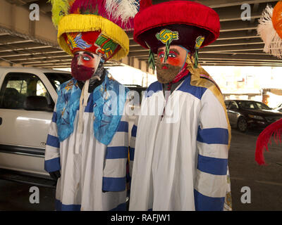 Mexikanische Chinelo folk Tänzer bei der jährlichen Drei Könige Day Parade in der Williamsburg Abschnitt von Brooklyn, NY. Stockfoto