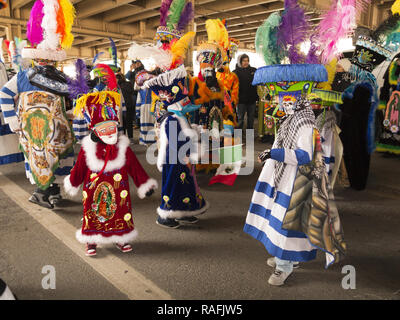Mexikanische Chinelo folk Tänzer bei der jährlichen Drei Könige Day Parade in der Williamsburg Abschnitt von Brooklyn, NY. Stockfoto