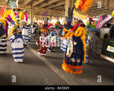 Mexikanische Chinelo folk Tänzer bei der jährlichen Drei Könige Day Parade in der Williamsburg Abschnitt von Brooklyn, NY. Stockfoto